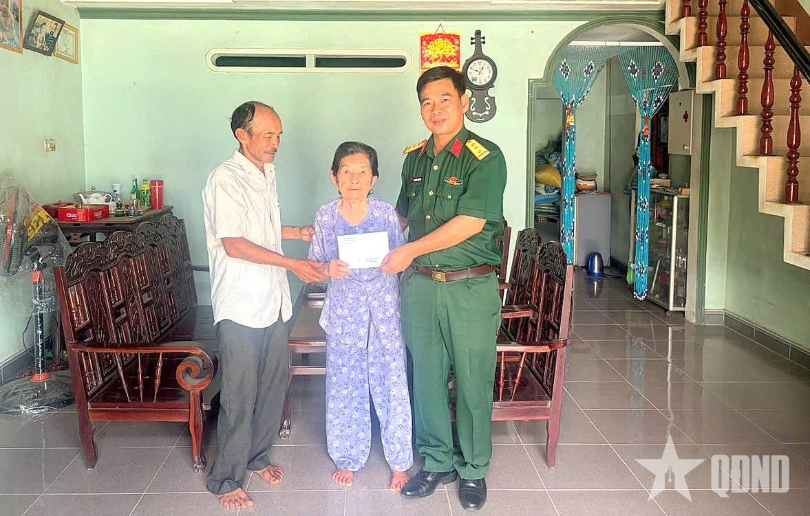 Lữ đoàn 572 thăm, tặng quà thương binh, thân nhân liệt sĩ